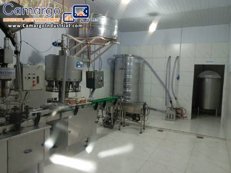 Industrial line for bottling beverages such as juices, cocktails, wines and cacha�a.