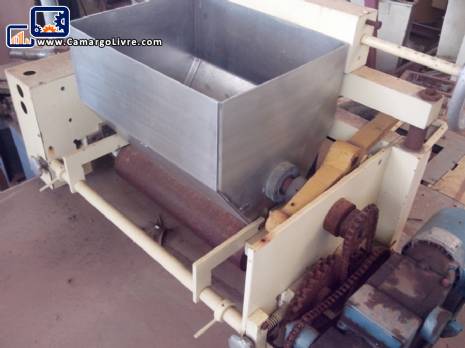 Extruding tables and rolling mills for sweet pastes
