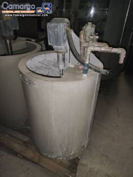 Polymer mixing tank with stainless steel shaft and diaphragm pump, 300 liters.