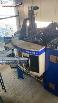 PET bottle blow molding machine with 3 cavities, SIG model, 3,500 bottles per hour. PET bottle blow molding machine with 3 cavities, SIG model, 3,500 bottles per hour.